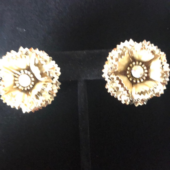 Gold tone Women’s Fashion Earrings - Picture 3 of 4